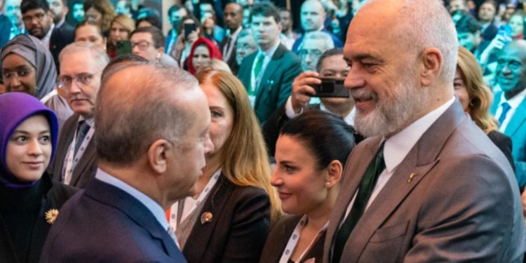 Rama udhëton drejt Stambollit, publikon fotot krah Erdoganit, Kryeministri merr pjesë në…