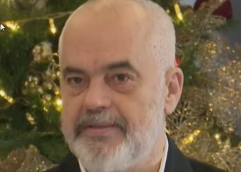 Rama ndan certifikatat dhe shpreh mirënjohje/ Mesazhi: “Qëndroni larg telefonave dhe…