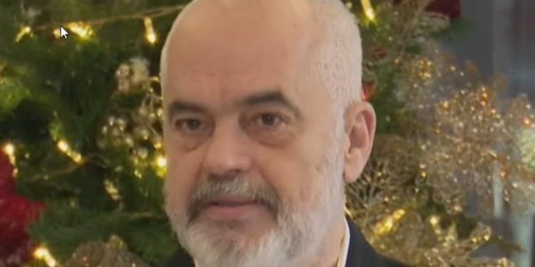Rama ndan certifikatat dhe shpreh mirënjohje/ Mesazhi: “Qëndroni larg telefonave dhe…