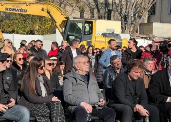 Nga Robert Ndrenika e Tinka Kurti, kush janë aktorët që u shfaqën në krah të Ramës. Teatri i ri sot…