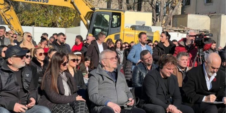 Nga Robert Ndrenika e Tinka Kurti, kush janë aktorët që u shfaqën në krah të Ramës. Teatri i ri sot…