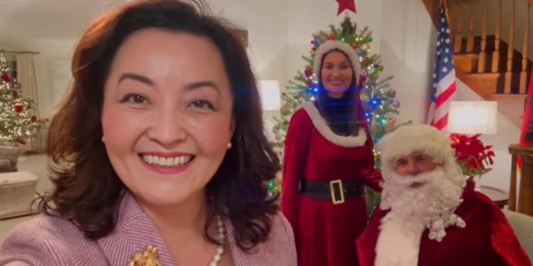 VIDEO/ Në gjuhën shqipe Yuri Kim uron shqiptarët për festat e fundvitit, ja mesazhi…