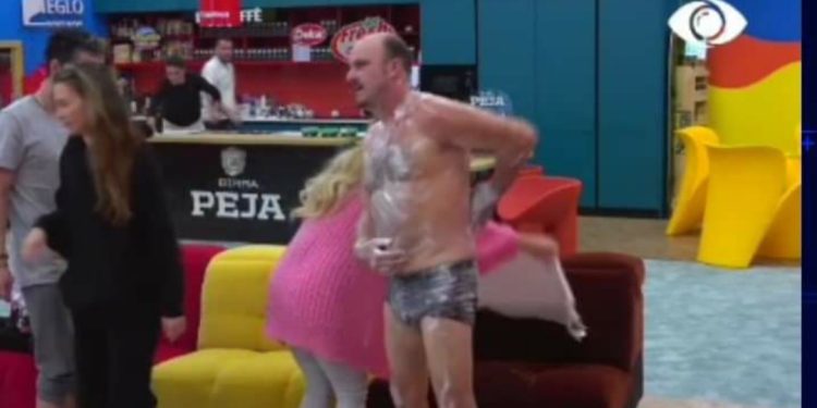 “Nxehet” situata në Big Brother/ “Beni” ndërpret dushin dhe shkon me ‘shkumë e sapun’ në…