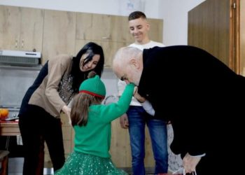 Kryeministri Edi Rama viziton familjet në nevojë/ Nga Janari nis pagesa për…