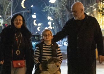 Në mes të atmosferës festive në Tiranë, Rama ndan foto krah familjes. Shikoni Zahon teksa…