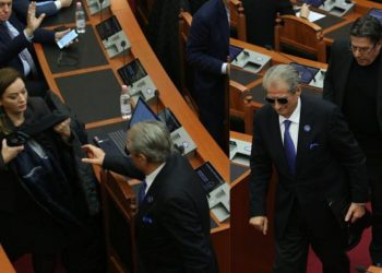 Deputetët në “shërbim” të Berishës, Paloka kujdeset që të mos rrëzohet, kurse Vokshi i vesh…