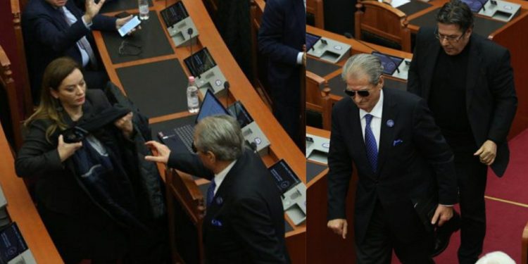 Deputetët në “shërbim” të Berishës, Paloka kujdeset që të mos rrëzohet, kurse Vokshi i vesh…