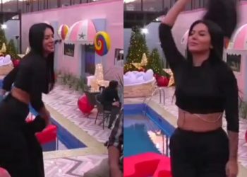 Efi ‘përvëlon’ banorët duke u zhveshur, ndez shtëpinë me kërcimin e saj…VIDEO
