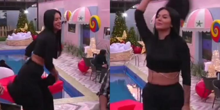 Efi ‘përvëlon’ banorët duke u zhveshur, ndez shtëpinë me kërcimin e saj…VIDEO