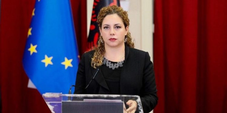 “Dënojmë sulmet serbe në Kosovë”/ Reagon urgjent ministrja Xhaçka: Të hiqen menjëherë…