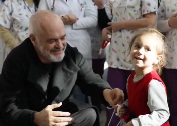 Edi Rama në Pediatrinë e Tiranës, kryeministri bën gjestin e bukur me fëmijët që…