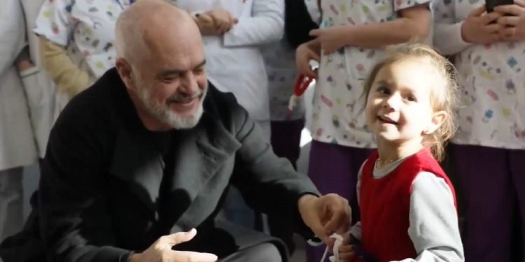Edi Rama në Pediatrinë e Tiranës, kryeministri bën gjestin e bukur me fëmijët që…