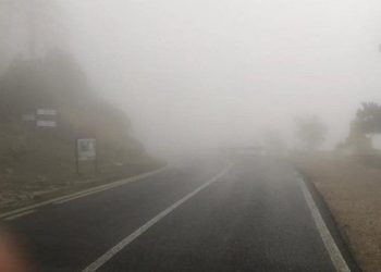 Mjegulla “pushton” të gjithë zonën, policia thirrje për shoferët që udhëtojnë drejt…