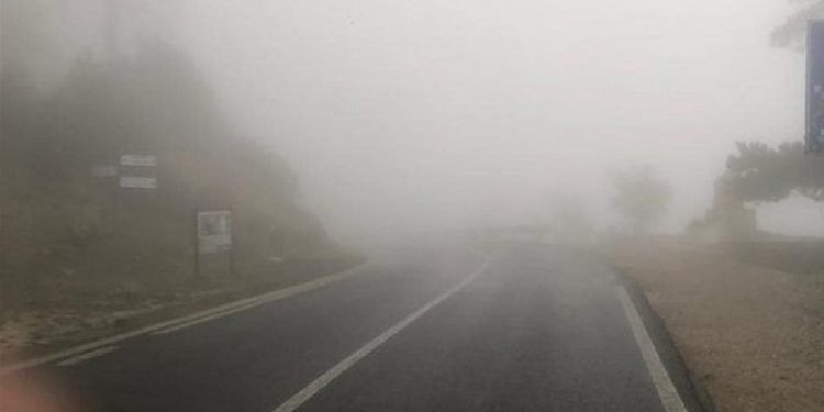 Mjegulla “pushton” të gjithë zonën, policia thirrje për shoferët që udhëtojnë drejt…