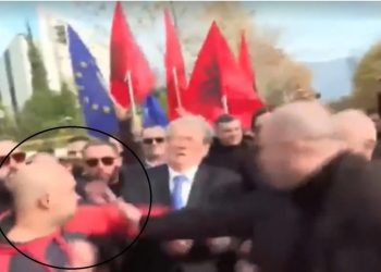 Goditet me GRUSHT dhe gjakoset Sali Berisha, momenti i sulmit! Ndërhyn urgjent…