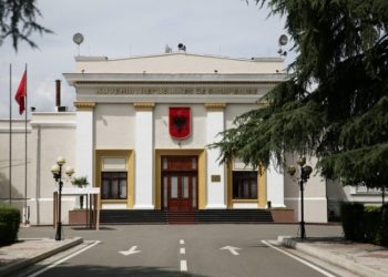E PAZAKONTË në Kuvend/ Shoferi nuk pyet, thyen traun e Parlamentit me makinë dhe…