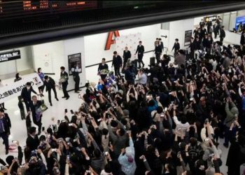 U eliminuan nga Botërori por priten si heronj në shtëpi, tifozët pushtojnë aeroportin…