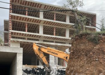 Nis përgatitja për shembje/ “asnjë tolerancë”, rrethohet ndërtesa 5-katëshe, IKMT zbarkon në…