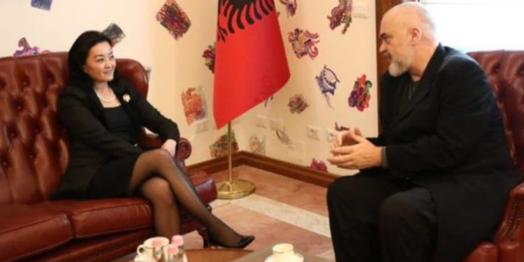 Yuri Kim papritur i shkon në zyrë Ramës, Ambasada e SHBA zbardh çfarë diskutuan…