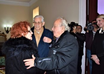 Festë e madhe! 90-vjetori i Tinka Kurtit mbledh aktorët e mëdhenj të skenës shqiptare…