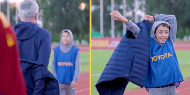 Gjest fantastik i Jose Mourinhos, i jep një dhuratë djaloshit që mbledhte topat…