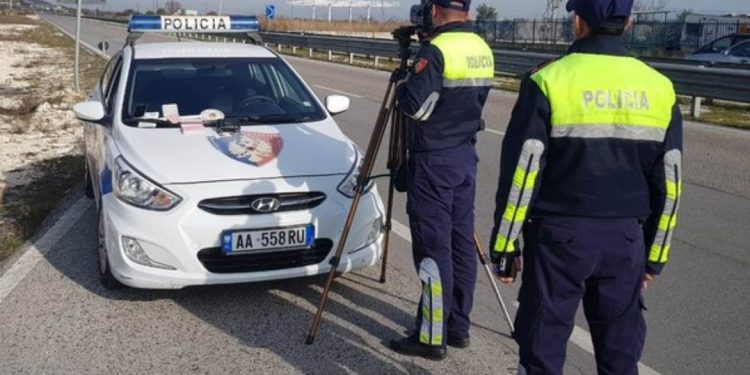 I kërkoi lekë shoferit për të mos i vënë gjobë, Rrumbullaku “firmos” vendim e papritur për Policin…