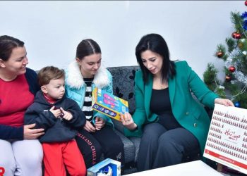 Rama: Pranë dy familjeve në Elbasan që përfitojnë pagesën e rritur nga qeveria…