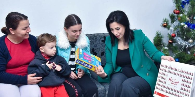 Rama: Pranë dy familjeve në Elbasan që përfitojnë pagesën e rritur nga qeveria…