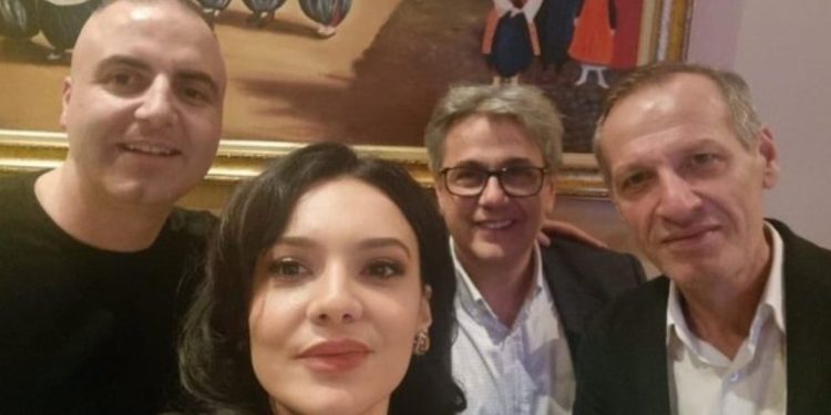 Iku nga Partia e Lirisë, deputeti shkodran shfaqet i qeshur në krah të Spiropalit…