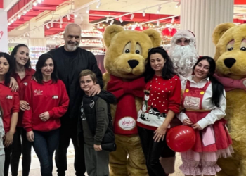 Po afrojnë festat, Rama shijon fundjavën me Zahon, shfaqet me vogëlushin në…