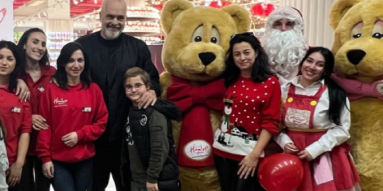 Po afrojnë festat, Rama shijon fundjavën me Zahon, shfaqet me vogëlushin në…