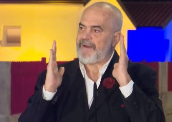 Shembja e pallatit në Kombinat/ Rama: Ne u dalim për zot njerëzve, u japim…