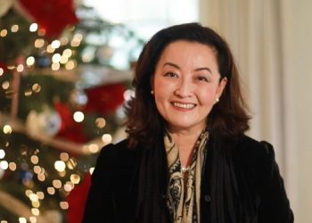 Ambasadorja e SHBA Yuri Kim uron në shqip Vitin e Ri, ja çfarë thotë…