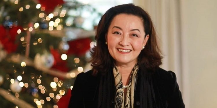 Ambasadorja e SHBA Yuri Kim uron në shqip Vitin e Ri, ja çfarë thotë…