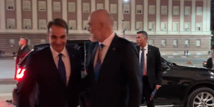 Pas Samitit të BE/ Në mbrëmje vonë, Rama shfaqet në krah të homologut grek Mitsotakis