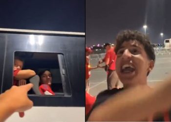Tifozi maroken tallet me futbollistët e Spanjës, iu tregon në cilën anë është aeroporti… (VIDEO)
