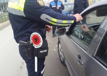 “Zero tolerancë”/ Tentoi të korruptonte policin me 100 Euro, 42-vjeçari e pëson keq…