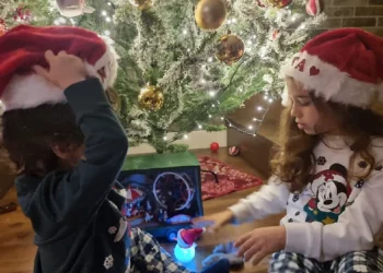 “Ndezëm dritat”/ Ministrja e Ramës poston foton e ëmbël të fëmijëve pranë pemës së Krishtlindjeve