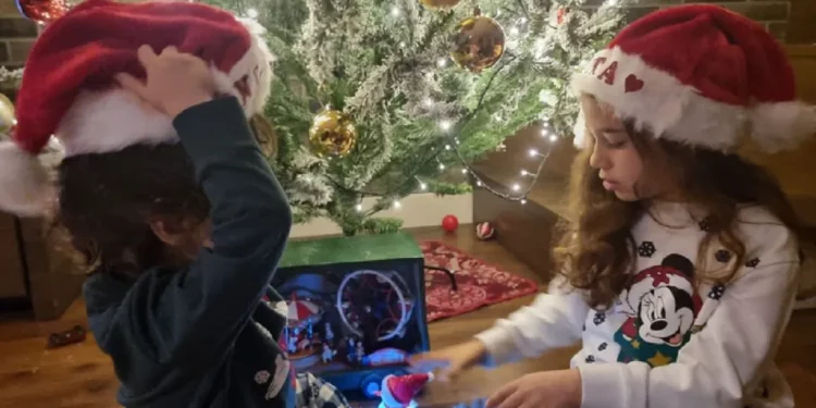 “Ndezëm dritat”/ Ministrja e Ramës poston foton e ëmbël të fëmijëve pranë pemës së Krishtlindjeve