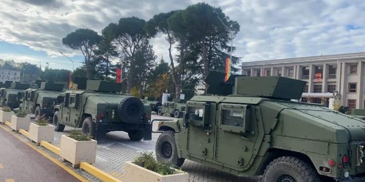 Ushtria shqiptare “zbarkon” në Bulevard, zbulohet kush është arsyeja speciale…