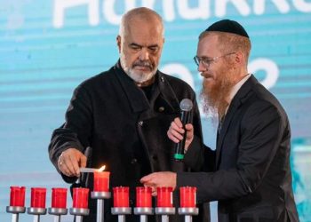 Surpriza natën e Krishtlindjes/ Edi Rama së bashku me familjen e tij merr pjesë në…