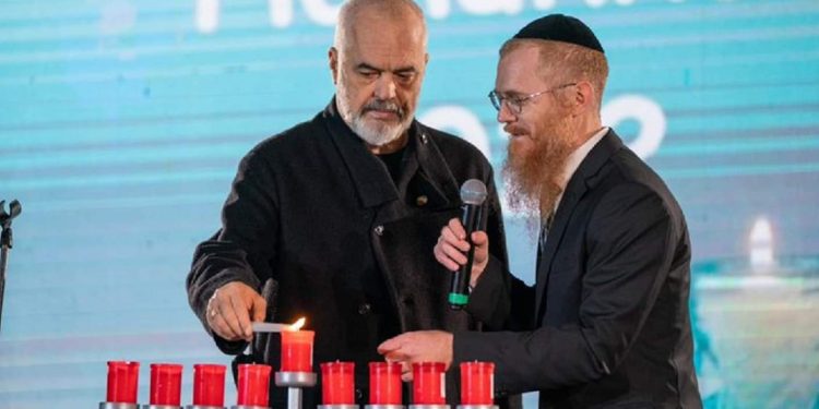 Surpriza natën e Krishtlindjes/ Edi Rama së bashku me familjen e tij merr pjesë në…