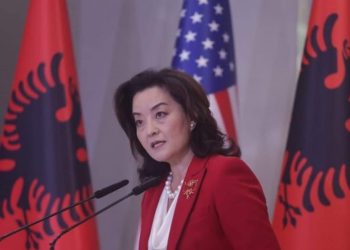 Ambasadorja e SHBA, Yuri Kim ju kujton shqiptarëve Enver Hoxhën: Tani po rrotullohet në…