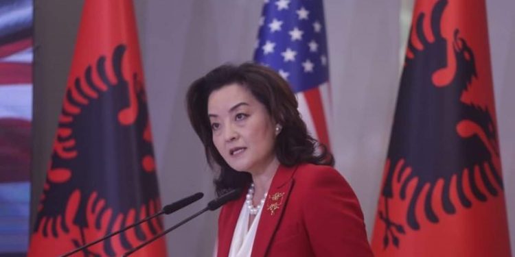 Ambasadorja e SHBA, Yuri Kim ju kujton shqiptarëve Enver Hoxhën: Tani po rrotullohet në…