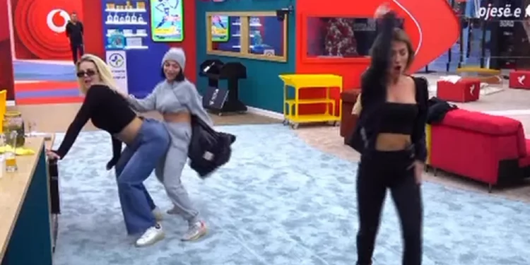 Nxehet atmosfera në Big Brother/ Kejvina e Mikela lënë “nam”, i vendosin flakën me… (VIDEO)