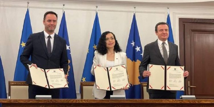 HISTORIKE! Kosova nënshkruan aplikimin për anëtarësimin në BE, firmosin…