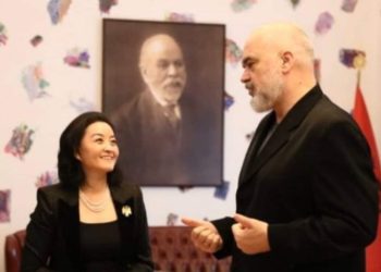 “Mos pyesin askënd”/ Rama mohon “krisjen” me Yuri Kim: Kreun e ri të SPAK…