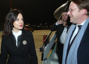Kush mbërriti në mbrëmje vonë në Rinas, Ministrja Spiropali pret liderët e BE-së…