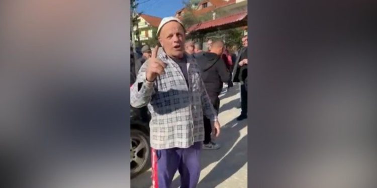 Banorët përzënë deputetët e PD-së: “Ikni që këtu!” Ta kishit bërë juve kur e kishit…