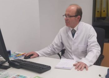 E TRISHTË/ Prej 39 vitesh shërbeu në QSUT, ndahet nga jeta mjeku i njohur…